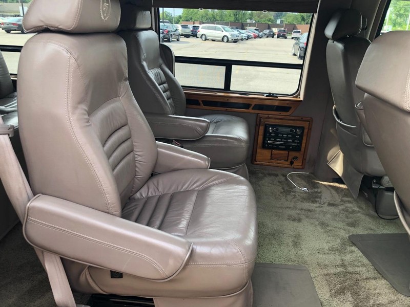 GMC Savana Cargo Van Vehicle Full-screen Gallery Image 8