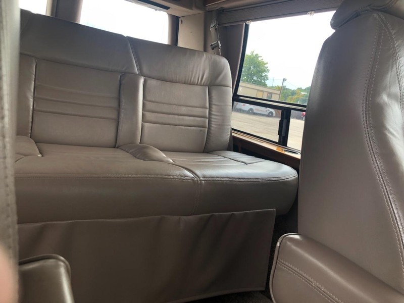 GMC Savana Cargo Van Vehicle Full-screen Gallery Image 9