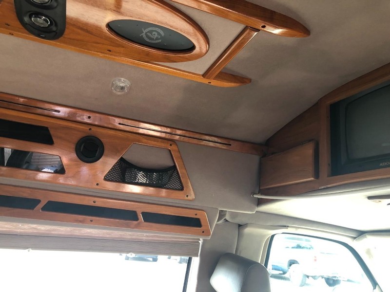 GMC Savana Cargo Van Vehicle Full-screen Gallery Image 10