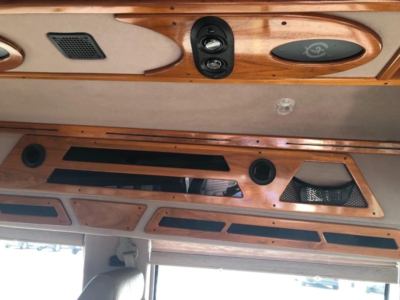 GMC Savana Cargo Van Vehicle Full-screen Gallery Image 11