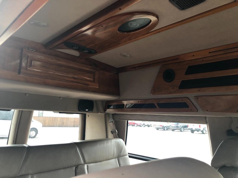 GMC Savana Cargo Van Vehicle Full-screen Gallery Image 12