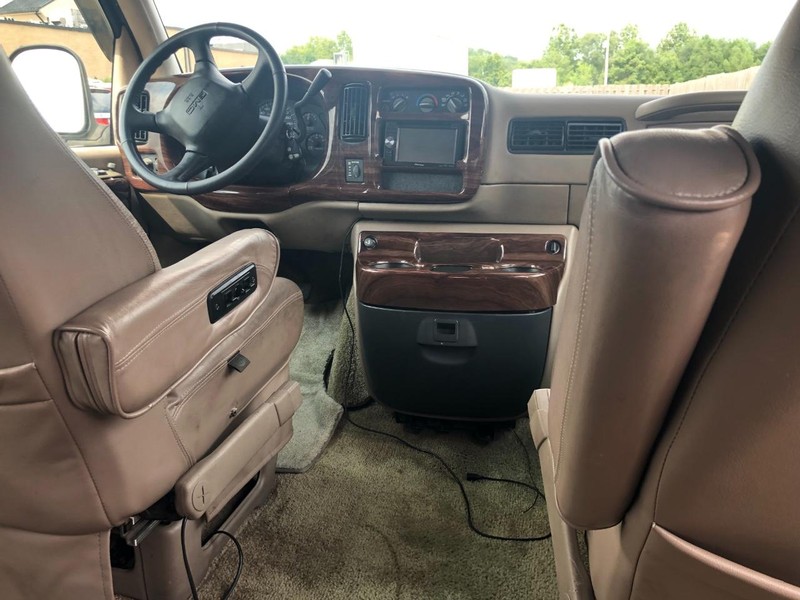 GMC Savana Cargo Van Vehicle Full-screen Gallery Image 14