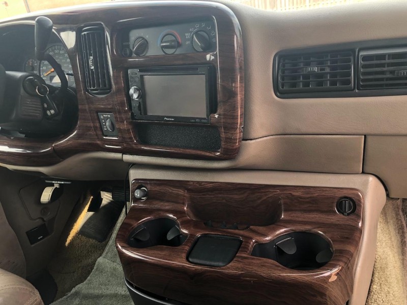 GMC Savana Cargo Van Vehicle Full-screen Gallery Image 16