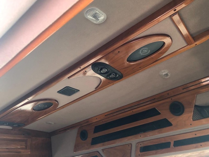 GMC Savana Cargo Van Vehicle Full-screen Gallery Image 17