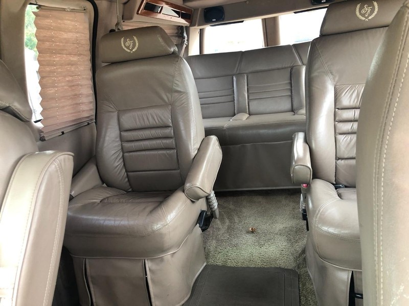 GMC Savana Cargo Van Vehicle Full-screen Gallery Image 19