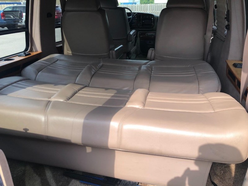 GMC Savana Cargo Van Vehicle Full-screen Gallery Image 20