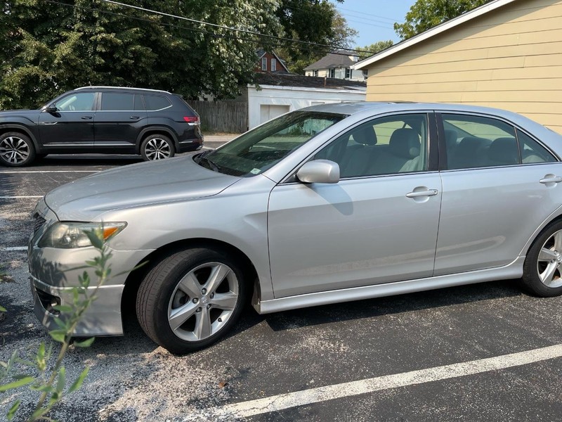 Toyota Camry Vehicle Full-screen Gallery Image 2