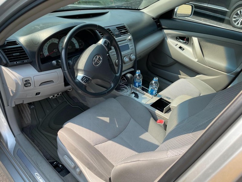 Toyota Camry Vehicle Full-screen Gallery Image 3