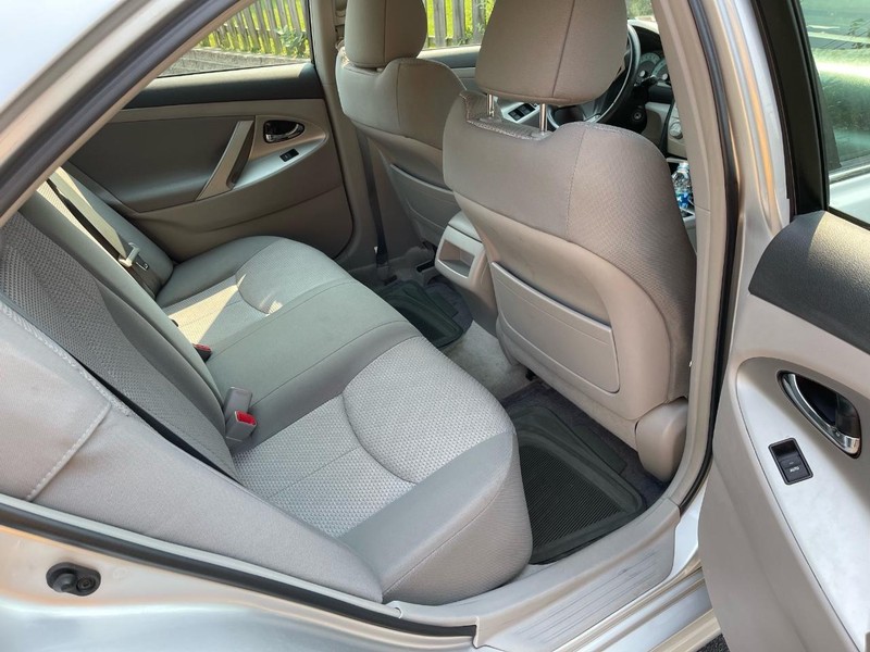 Toyota Camry Vehicle Full-screen Gallery Image 4