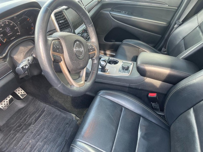 Jeep Grand Cherokee Vehicle Full-screen Gallery Image 13