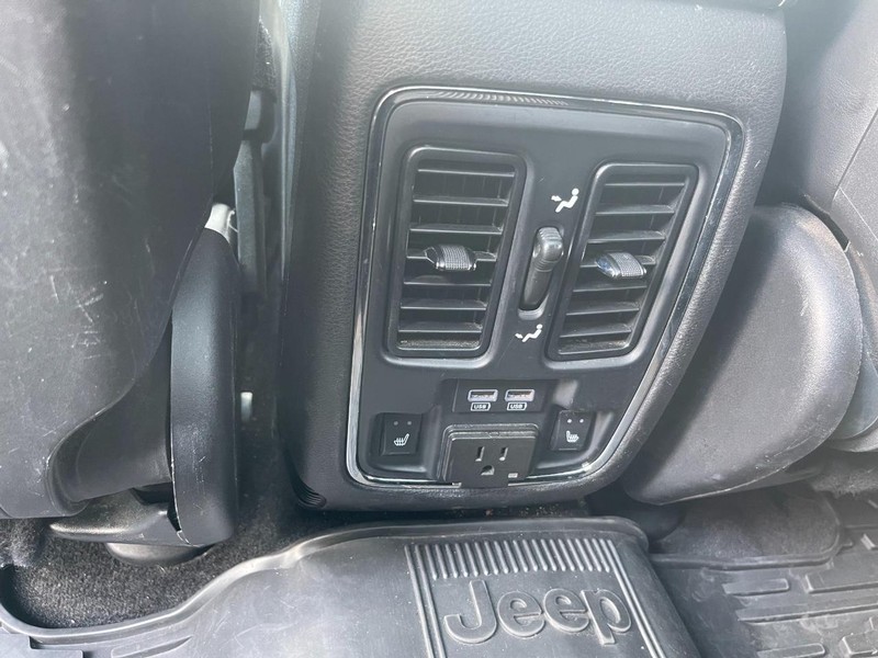 Jeep Grand Cherokee Vehicle Full-screen Gallery Image 16