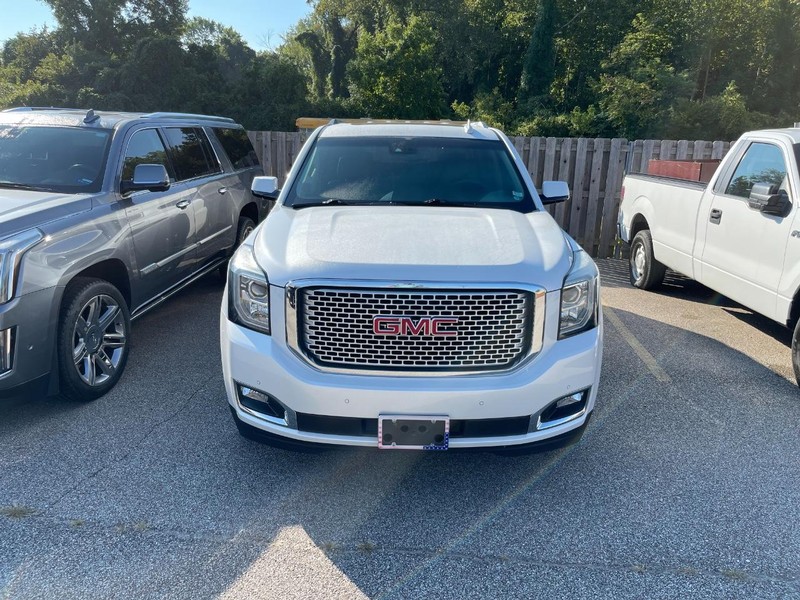 GMC Yukon XL Vehicle Full-screen Gallery Image 2