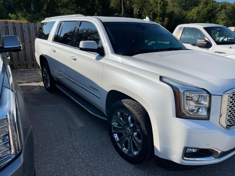 GMC Yukon XL Vehicle Full-screen Gallery Image 3