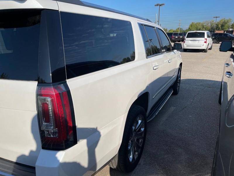 GMC Yukon XL Vehicle Full-screen Gallery Image 4