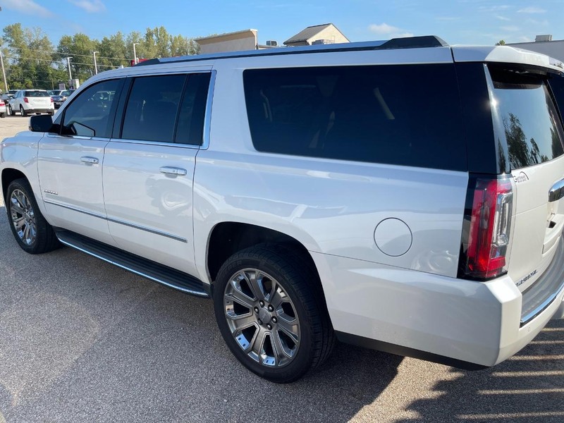 GMC Yukon XL Vehicle Full-screen Gallery Image 6
