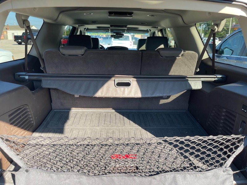 GMC Yukon XL Vehicle Full-screen Gallery Image 8