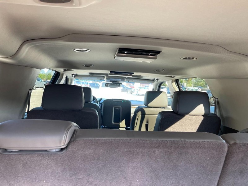 GMC Yukon XL Vehicle Full-screen Gallery Image 9