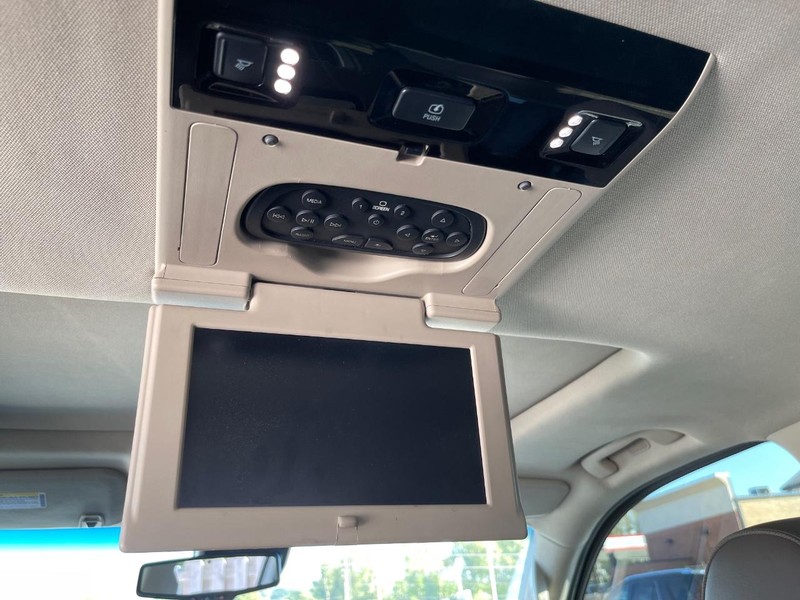 GMC Yukon XL Vehicle Full-screen Gallery Image 12