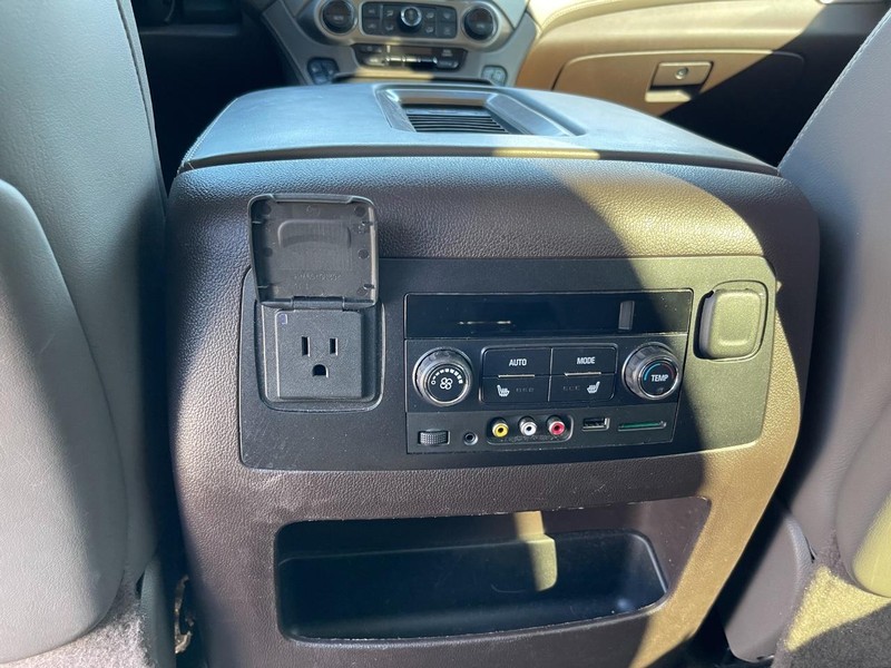 GMC Yukon XL Vehicle Full-screen Gallery Image 13
