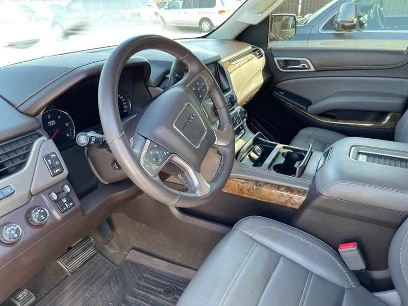 GMC Yukon XL Vehicle Full-screen Gallery Image 14