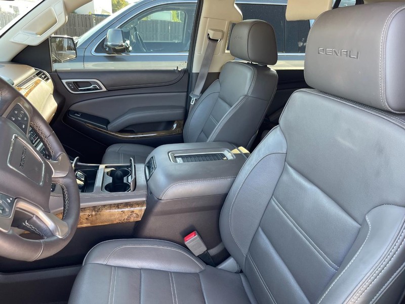 GMC Yukon XL Vehicle Full-screen Gallery Image 15