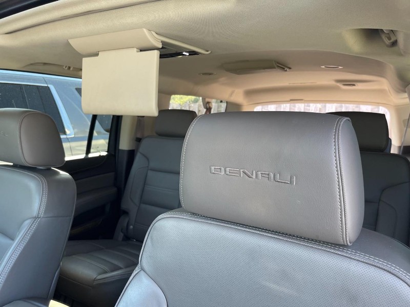GMC Yukon XL Vehicle Full-screen Gallery Image 16