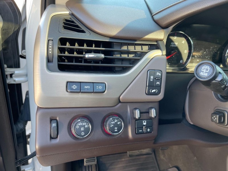 GMC Yukon XL Vehicle Full-screen Gallery Image 17