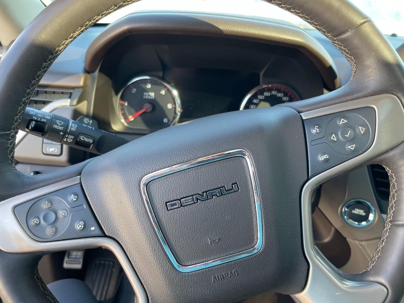 GMC Yukon XL Vehicle Full-screen Gallery Image 18