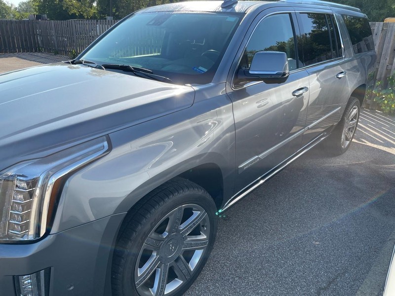 Cadillac Escalade ESV Vehicle Full-screen Gallery Image 2