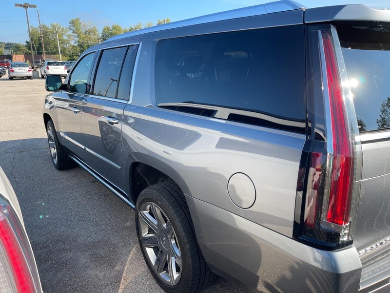 Cadillac Escalade ESV Vehicle Full-screen Gallery Image 3