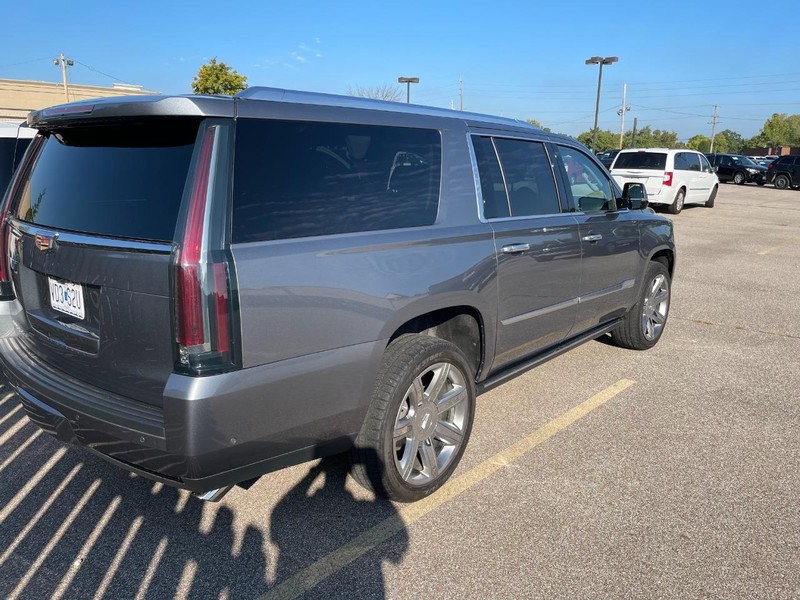 Cadillac Escalade ESV Vehicle Full-screen Gallery Image 4