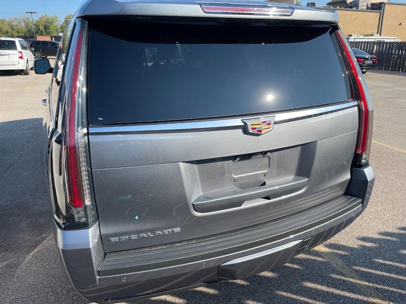 Cadillac Escalade ESV Vehicle Full-screen Gallery Image 5