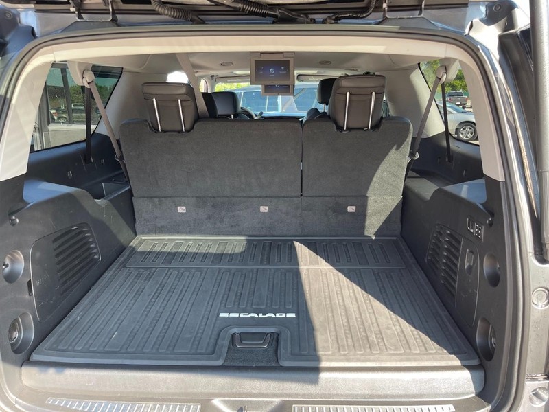Cadillac Escalade ESV Vehicle Full-screen Gallery Image 9