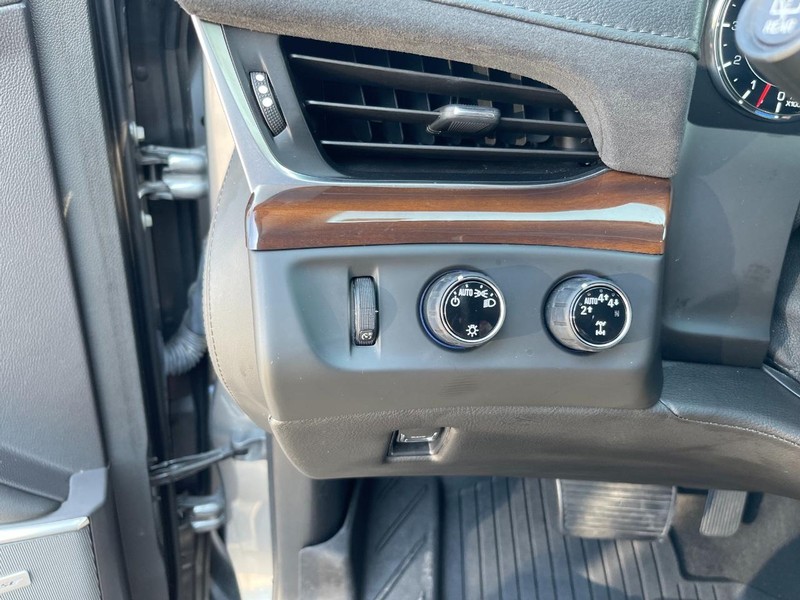Cadillac Escalade ESV Vehicle Full-screen Gallery Image 10