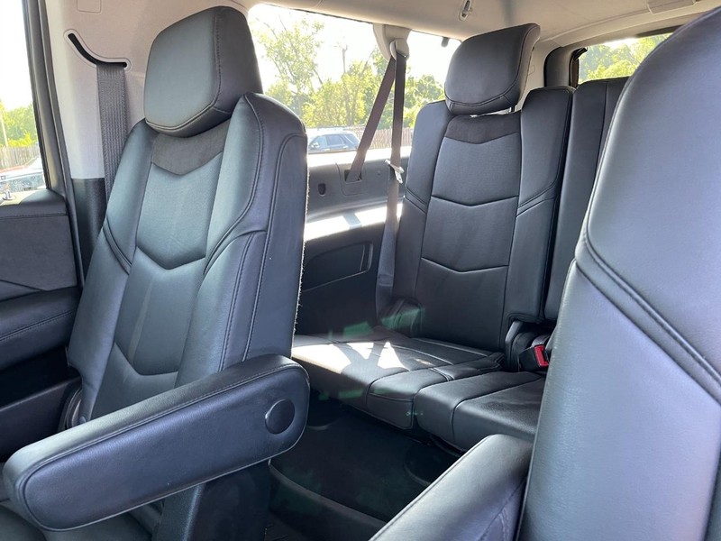 Cadillac Escalade ESV Vehicle Full-screen Gallery Image 12