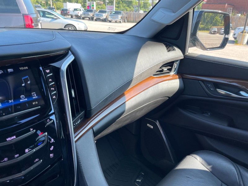 Cadillac Escalade ESV Vehicle Full-screen Gallery Image 13