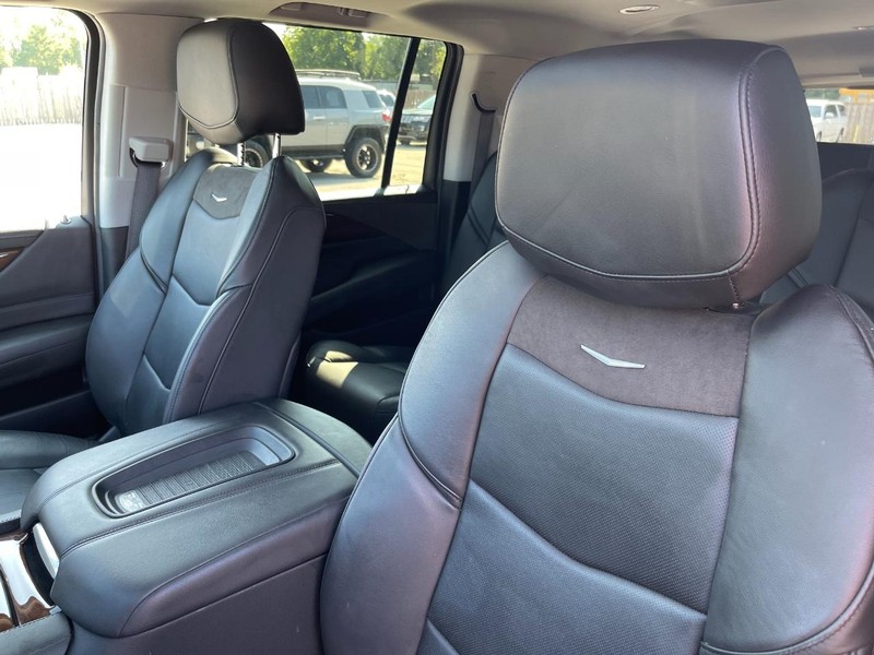 Cadillac Escalade ESV Vehicle Full-screen Gallery Image 14
