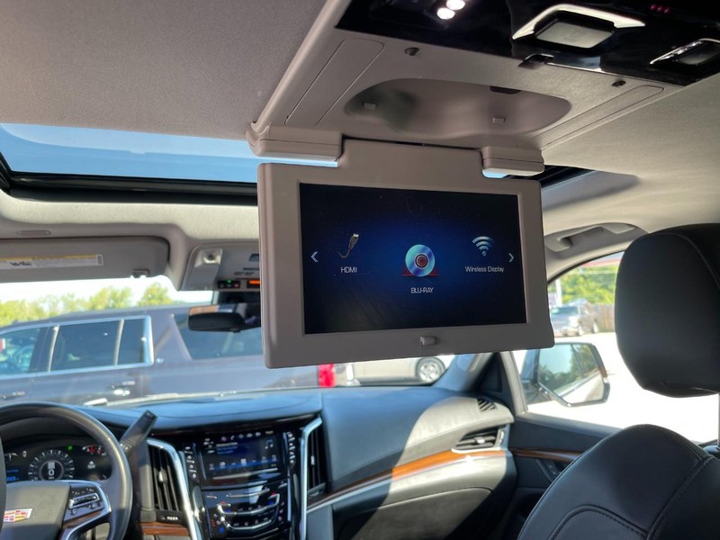 Cadillac Escalade ESV Vehicle Full-screen Gallery Image 15