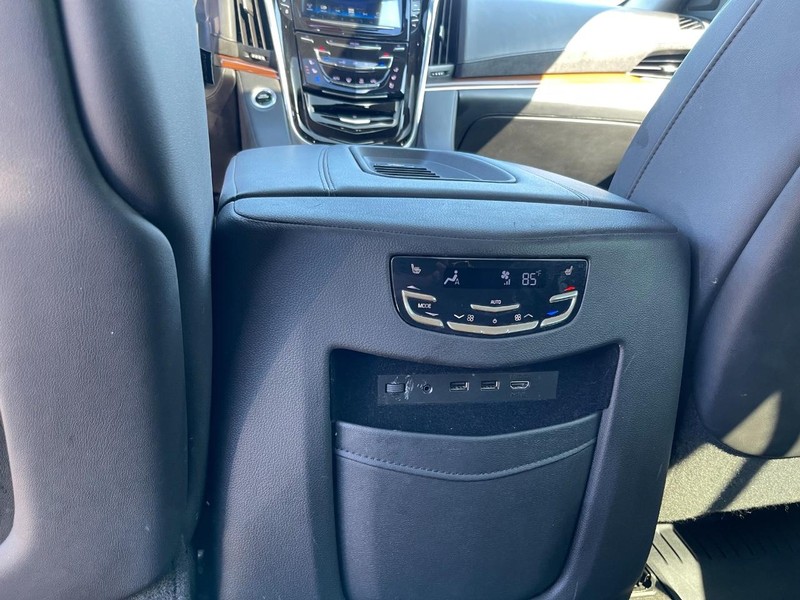 Cadillac Escalade ESV Vehicle Full-screen Gallery Image 16