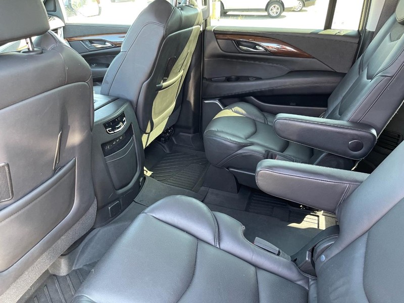 Cadillac Escalade ESV Vehicle Full-screen Gallery Image 17
