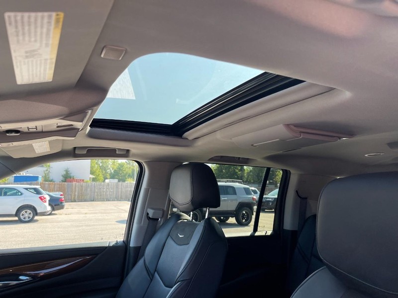 Cadillac Escalade ESV Vehicle Full-screen Gallery Image 18