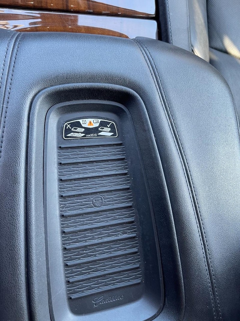 Cadillac Escalade ESV Vehicle Full-screen Gallery Image 19