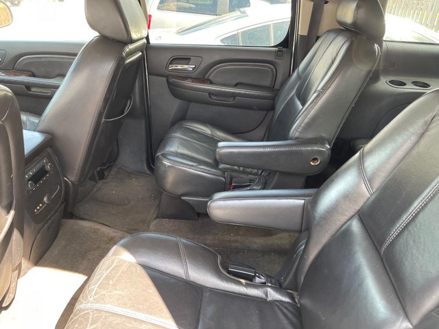 GMC Yukon XL Denali Vehicle Full-screen Gallery Image 10
