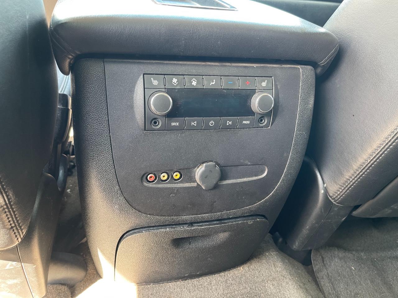 GMC Yukon XL Denali Vehicle Full-screen Gallery Image 11