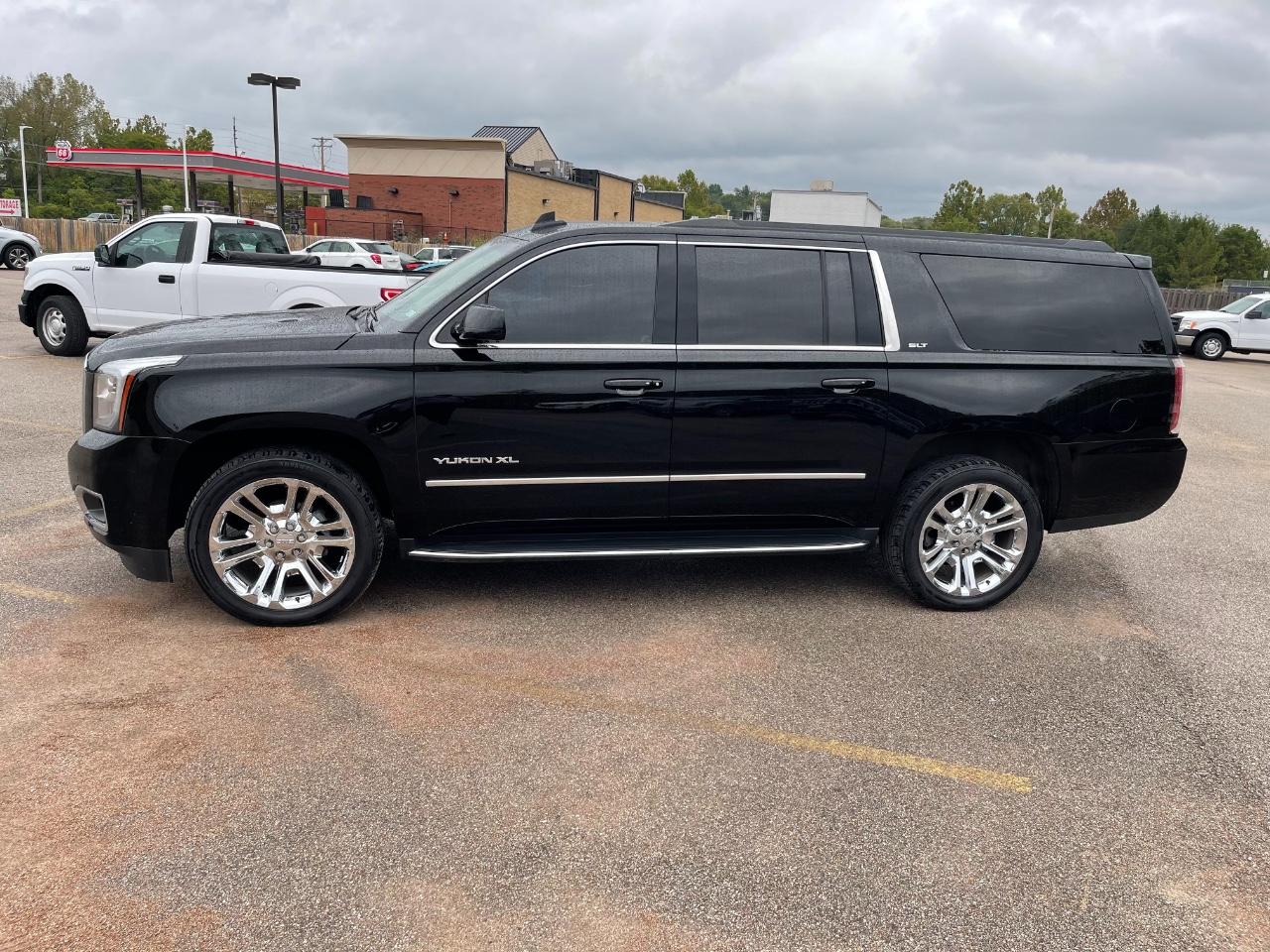 GMC Yukon XL Vehicle Full-screen Gallery Image 5