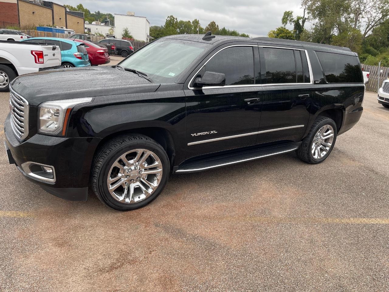 GMC Yukon XL Vehicle Full-screen Gallery Image 6