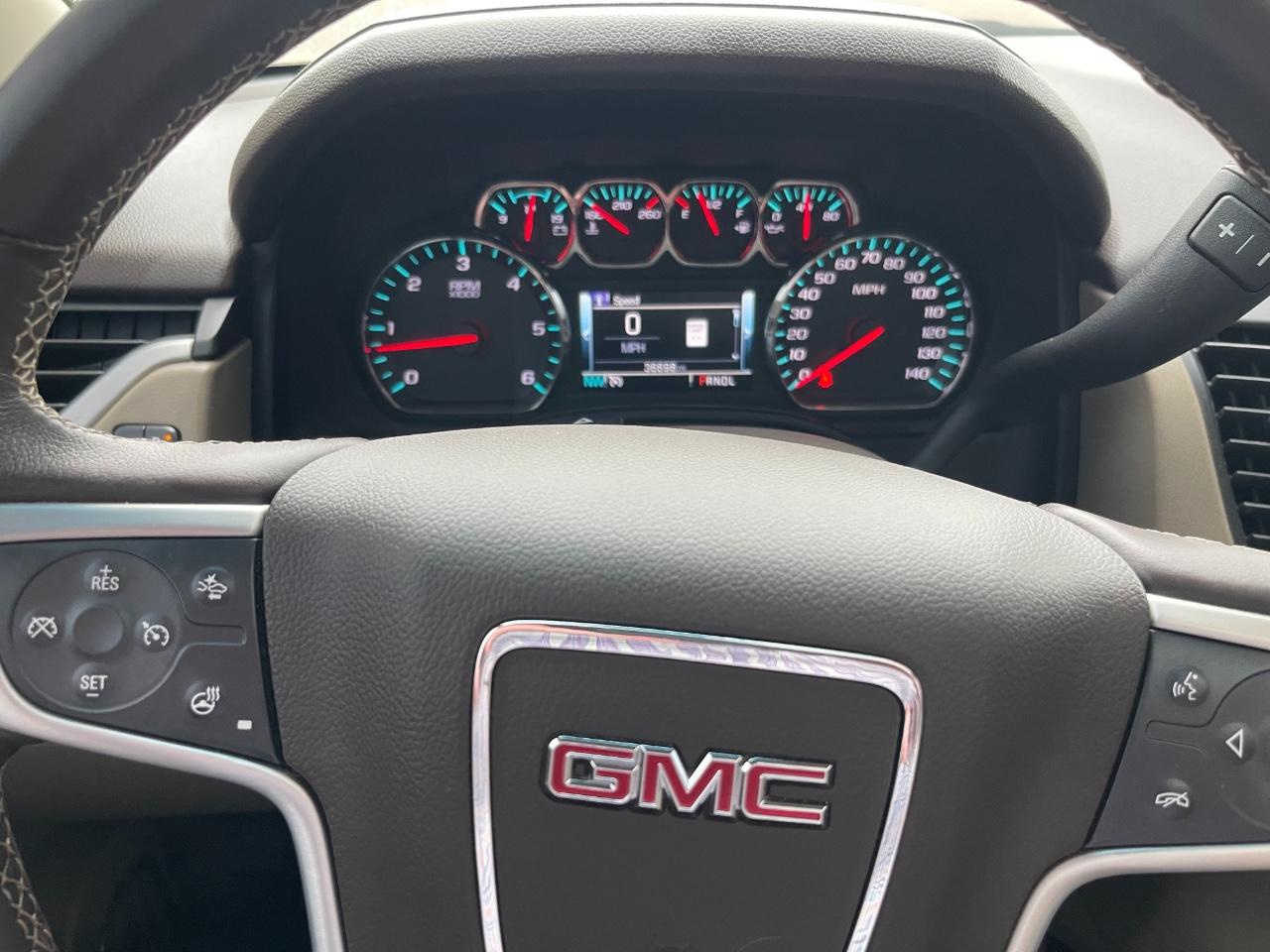 GMC Yukon XL Vehicle Full-screen Gallery Image 8