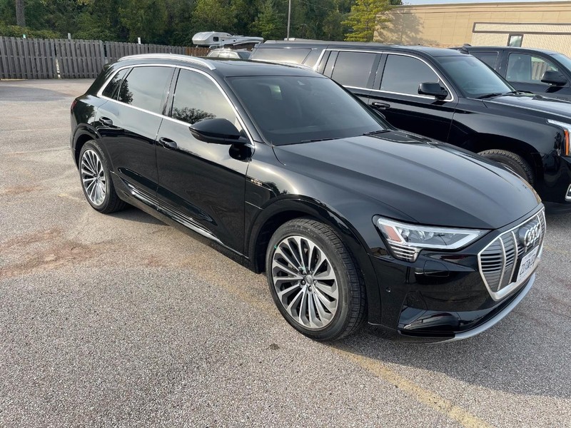 Audi e-tron Vehicle Full-screen Gallery Image 2