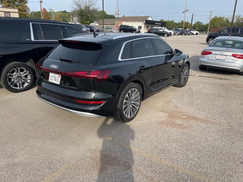 Audi e-tron Vehicle Full-screen Gallery Image 3