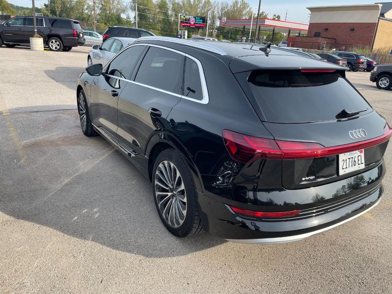 Audi e-tron Vehicle Full-screen Gallery Image 4